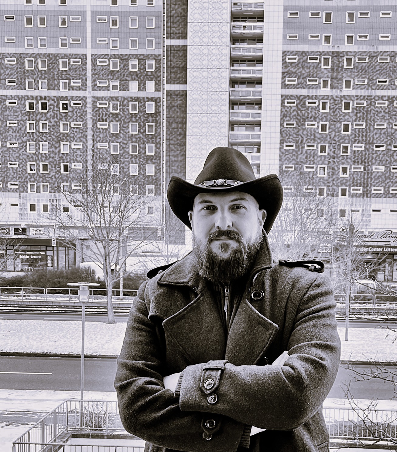 Stephan Mehlhorn vor einem Wohnhochhaus