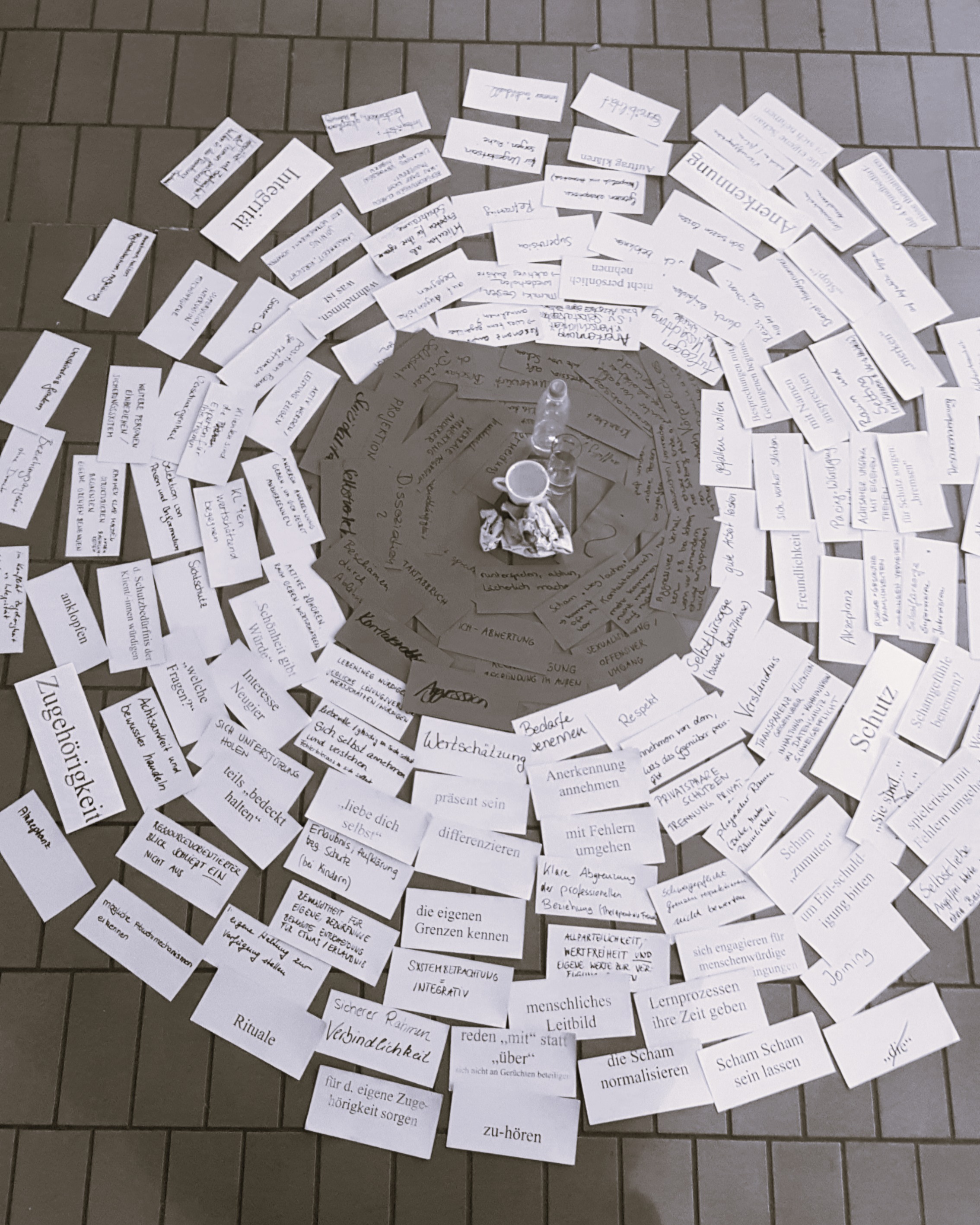 eine große Anzahl beschrifteter Notizkarten, die im Kreis ausgelegt sind